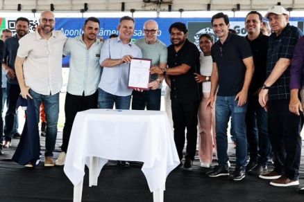 O governador Mauro Mendes e outras autoridades durante comitiva no norte de Mato Grosso