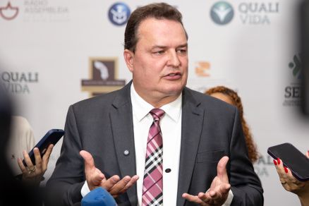 O presidente da Assembleia Max Russi, que se filiar ao Podemos