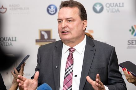 O presidente da AL Max Russi