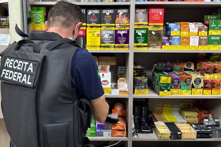 Agente da Receita Federal fiscalizando comrcio suspeito de venda de cigarro eletrnico contrabandeado