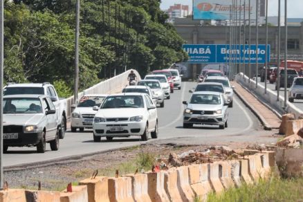 Veculos na ponte entre Cuiab e Vrzea Grande, cidades que tiveram crescimento de frota