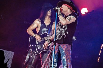 Axl Rose e Slash, vocalista e guitarrista do Guns N' Roses, banda que ir se apresentar em Cuiab