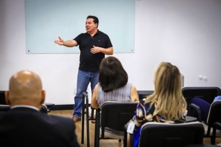 Auditor da ABNT Jos Eduardo Rodrigues durante reunio de concluso da auditoria externa