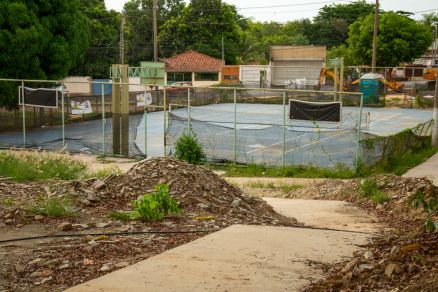 Quadra do Centro Esportivo, parte da obra de revitalizao, est abandonada