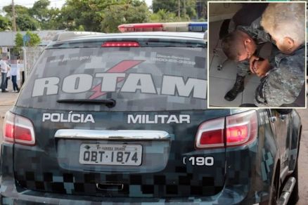 Os policiais da Rotam ajudando o recm-nascido (no detalhe)