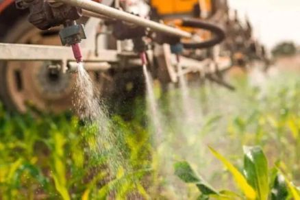 A contaminao por agrotxicos no Brasil atinge uma populao em alta vulnerabilidade