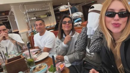 Vini Jr. esconde o rosto em foto com Virginia e amigos