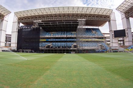 A montagem do palco do show do Guns N' Roses na Arena Pantanal 