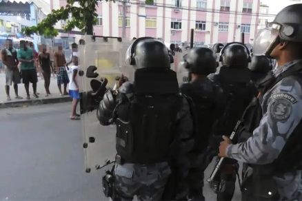 Policiais agindo durante a Operao Conteno, na cidade do Rio de Janeiro