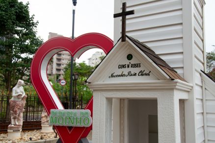 Igreja temtica do clipe  November Rain, do Guns, foi montado na frente da Padaria Moinho, em Cuiab