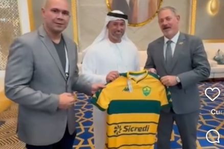 Abilio ao lado do embaixador Sharif Sawuaidi durante entrega de presente 