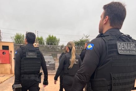 Agentes da Polcia Civil durante cumprimento de mandados 