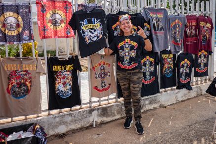 Ponto de venda montado em via paralela  arena, local autorizado pela prefeitura para a atividade