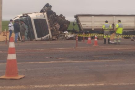 Veculo de carga envolvido em acidente na BR-163 