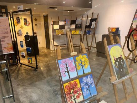 Esto sendo expostas mais de 60 obras, entre telas, pinturas, mandalas e esculturas, feitas por 30 artistas