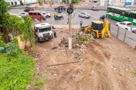 A Limpurb deu incio  limpeza na Ilha da Banana nesta tera-feira (28)