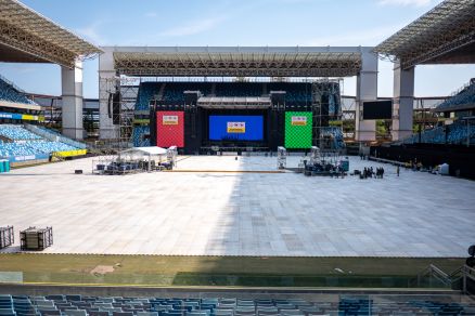 Vista area da Arena Pantanal mostra palco montado e estrutura de bares e acesso finalizados para o show desta sexta-feira