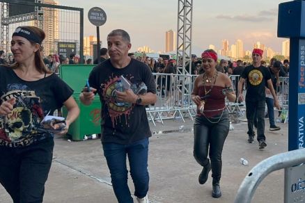 Fs do Guns N' Roses na correria durante abertura dos portes