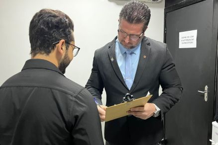 O vereador Rafael Ranalli ao assinar intimao da Justia