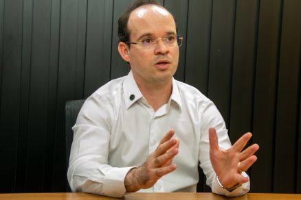 O oncologista Dr. Marcos Rezende durante entrevista para o MidiaNews