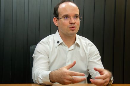 O oncologista Dr. Marcos Rezende durante entrevista para o MidiaNews