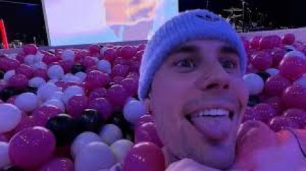 Justin Bieber assistiu  famosa pegadinha da menina no elevador em live