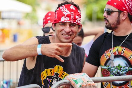 Fs da banda Guns N Roses esto na fila a espera do show que ocorrer na noite desta sexta-feira