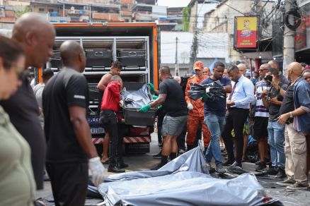 Dezenas de corpos so trazidos por moradores para a Praa So Lucas, na Penha, zona norte do Rio de Janeiro