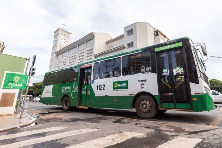 nibus do transporte coletivo realizando o percurso no centro de Cuiab