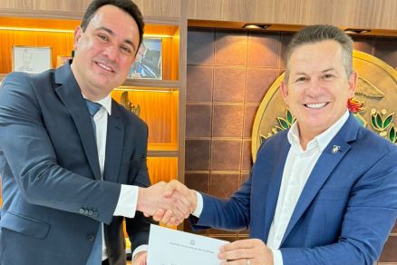 O novo desembargador Ricardo Almeida e o governador Mauro Mendes