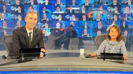 Cesar Tralli posa ao lado da filha na bancada do Jornal Nacional