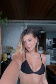 A modelo e influenciadora Nikki Meneghel, de 20 anos 