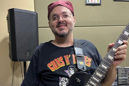 O guitarrista Renato Vaz Curvo, que recebeu autografo em guitarra