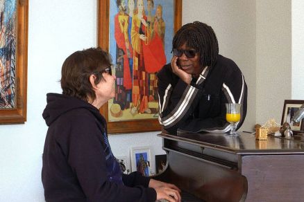 L Borges com o amigo Milton Nascimento em cena do documentrio 'L Borges - Toda essa gua', dirigido por Rodrigo de Oliveira