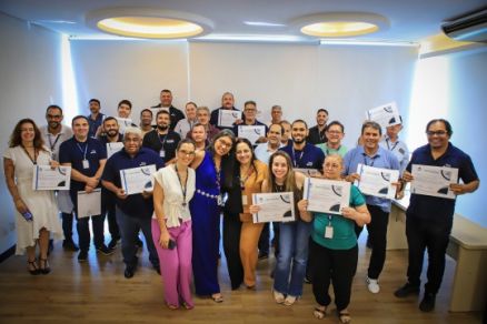 Entrega dos certificados de concluso do curso