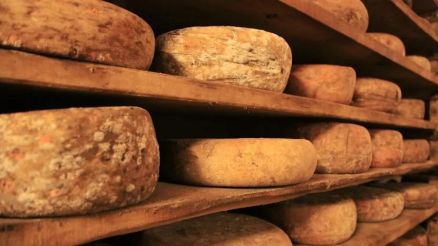 Quejos so armazenados em cavernas