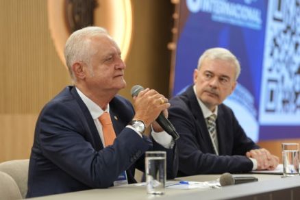 A palestra magna foi ministrada pelo professor-doutor espanhol Juan Fernando Durn Alba, com mediao do presidente da Sociedade Brasileira de Direito Financeiro, Francisco Pedro Juc