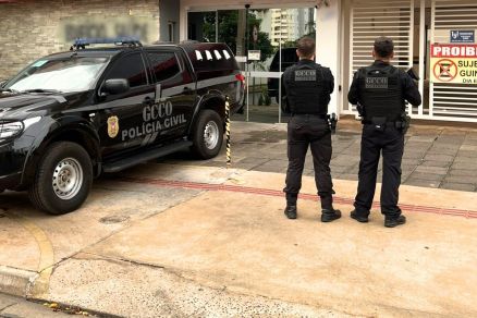 Agentes da Polcia Civil durante cumprimento de busca em empresa 