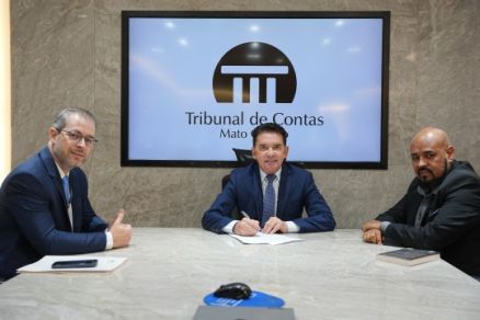 Presidente do TCE-MT, conselheiro Srgio Ricardo, consultor jurdico-geral, Grhegory Maia (esq.), e secretrio-executivo da SETI, Reginaldo Hugo dos Santos (dir.)