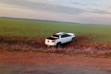 A picape capotou e saiu da pista, atingindo um barranco e deixando uma pessoa morta e trs feridas 