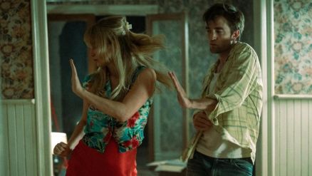 Jennifer Lawrence e Robert Pattinson em cena do filme Morra, Amor (2025) 