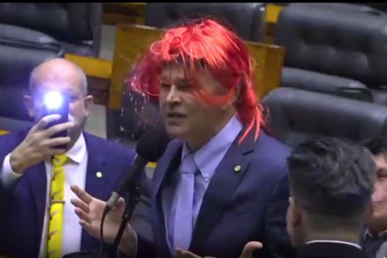 O deputado federal Jos Medeiros com a peruca que imita a cor do cabelo da professora Jacqueline Muniz