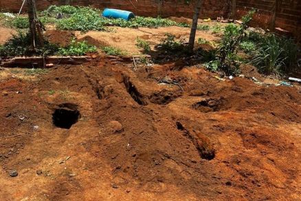 O cadver foi localizado enterrado no quintal de uma residncia aps denncia 