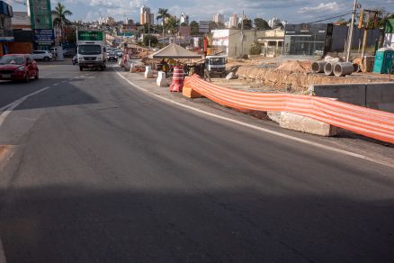 Avenida Miguel Sutil est parcialmente bloqueada por causa da obra da trincheira 