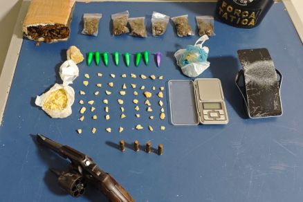 Drogas e a arma utilizada pelo suspeito foram apreendidas na residncia