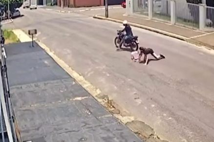 Imagem mostram momento em que adolescente pula de motocicleta 