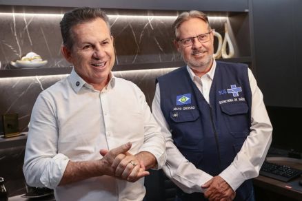 O governador Mauro Mendes e o secretrio de Estado de Sade, Gilberto Figueiredo