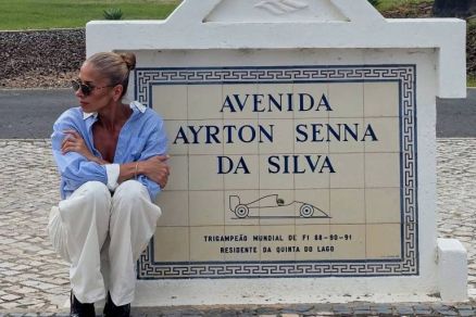 Adriane Galisteu ao lado de homenagem para Ayrton Senna, tricampeo de Frmula 1