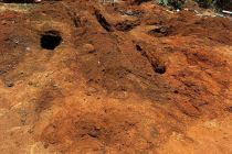 PM encontra corpo enterrado em quintal e prende trs em gua Boa