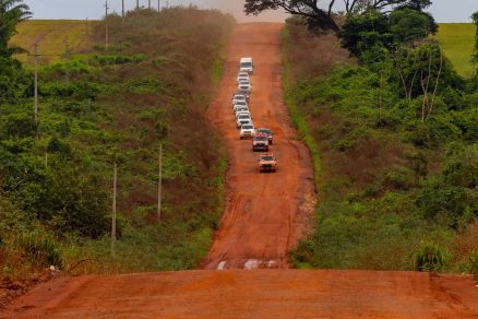 Agentes percorrendo estarda de cho at municpio